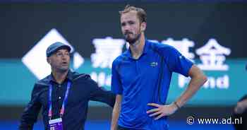 Medvedev slaat bal tegen toeschouwer en wordt gediskwalificeerd: Novak Djokovic naar finale in Beijing