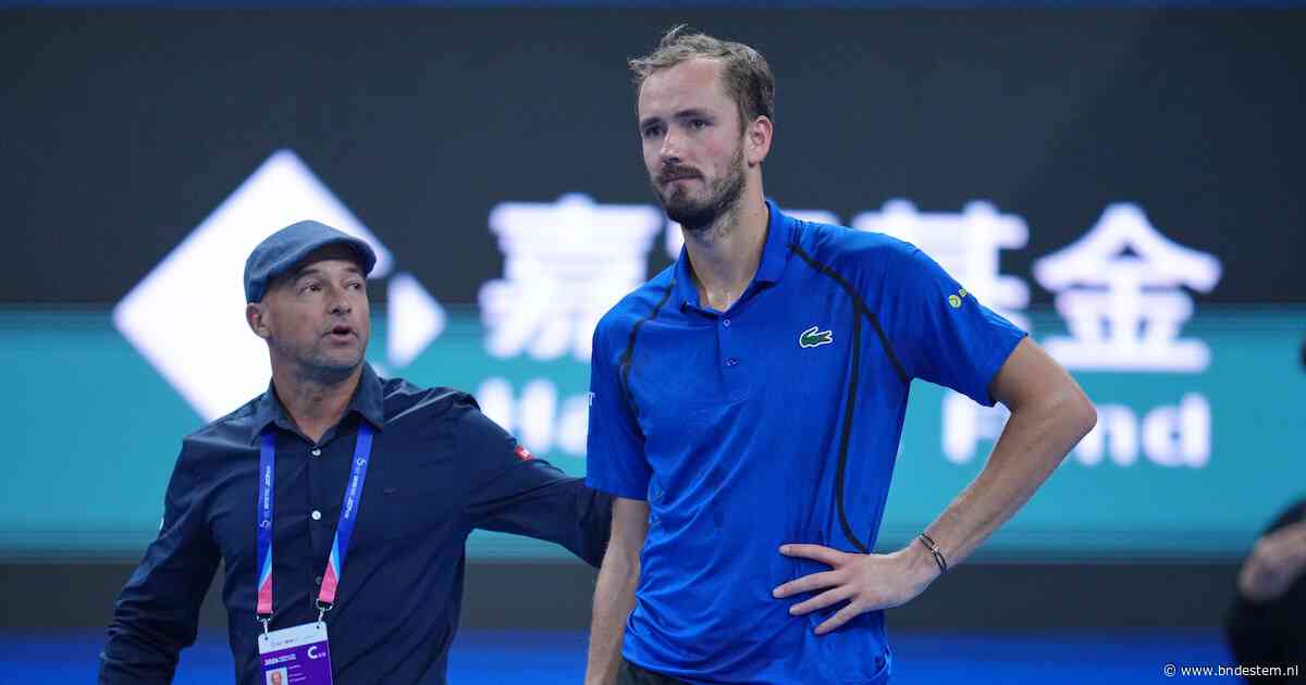 Daniil Medvedev slaat bal tegen toeschouwer en wordt gediskwalificeerd: Novak Djokovic naar finale in Beijing
