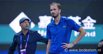 Daniil Medvedev slaat bal tegen toeschouwer en wordt gediskwalificeerd: Novak Djokovic naar finale in Beijing