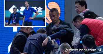 Daniil Medvedev slaat bal tegen toeschouwer en wordt gediskwalificeerd: Novak Djokovic naar finale in Peking