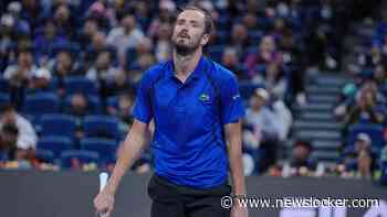 Anticlimax bij halve finale tennistoernooi Peking: Daniil Medvedev gediskwalificeerd in duel met Novak Djokovic nadat hij bal in gezicht toeschouwer slaat: ’100 procent een ongeluk’