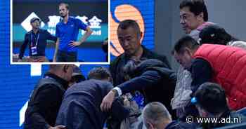 Daniil Medvedev slaat bal tegen toeschouwer en wordt gediskwalificeerd: Novak Djokovic naar finale in Peking