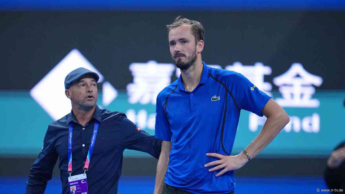 Fan ins Auge geschossen: Unfassbarer Kontrollverlust: Djokovic nach Medwedew-Eklat im Finale