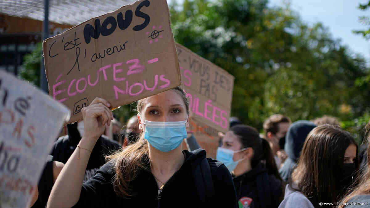 Proteste in Francia, 190 studenti feriti: un 15enne perde una mano, un 16enne un occhio. “Repressione brutale della polizia”