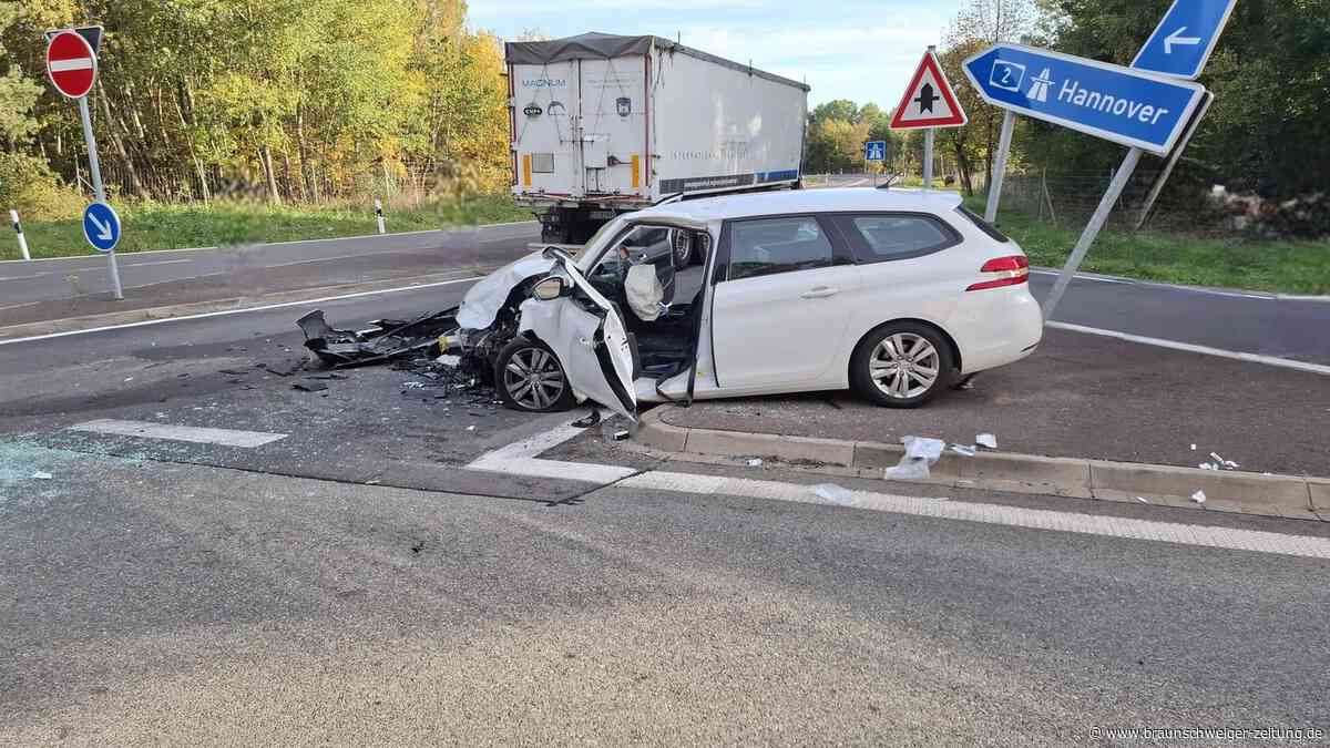 Schwerer Verkehrsunfall: Pkw und Lkw kollidieren auf B1 bei Helmstedt