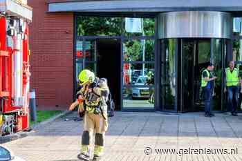 Rookontwikkeling leidt tot ontruiming van kantoor, brandweer onderzoekt oorzaak