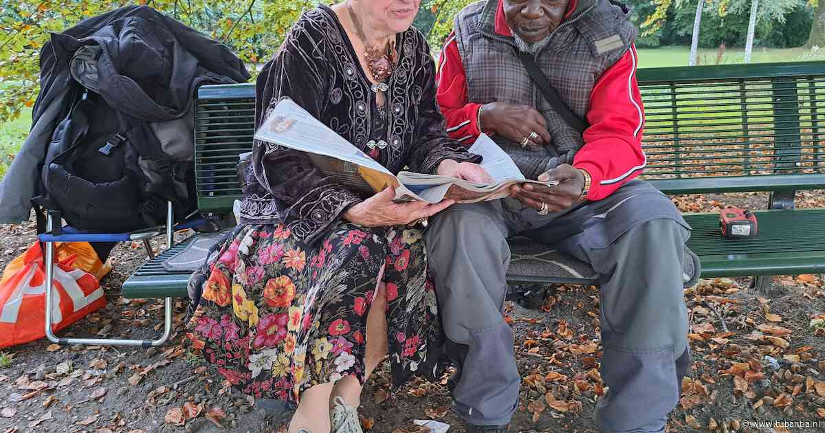 Puck (90) leest dakloze illegale asielzoeker Noordi voor in het park: ‘Ze is door God gezonden’
