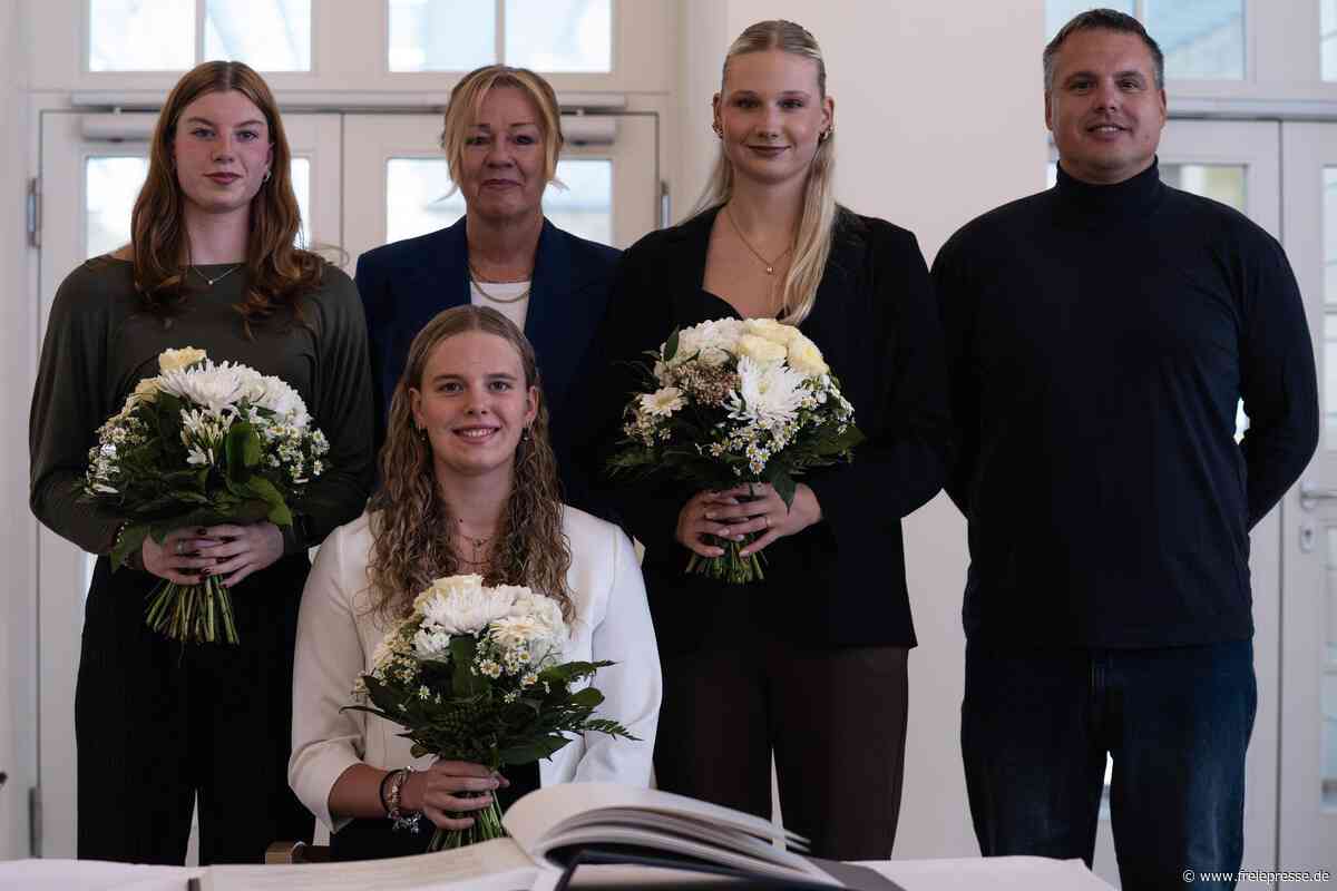 Schwimmerinnen des SC Chemnitz tragen sich ins Goldene Buch ein