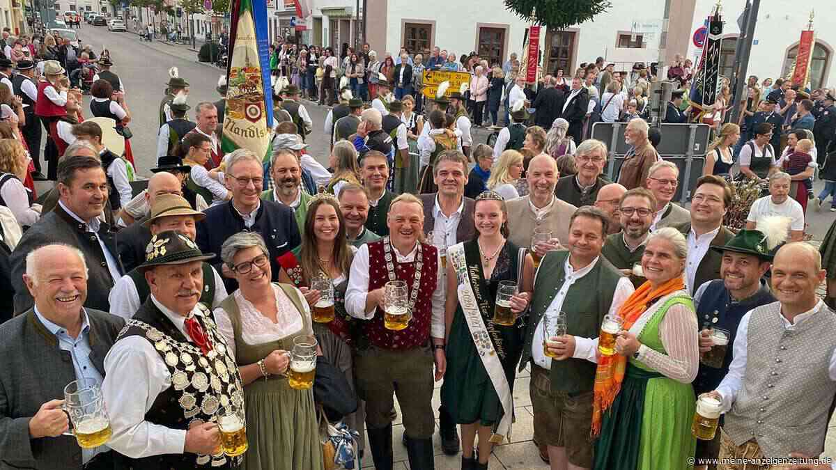Zünftiges Hopfenfest in Nandlstadt – Bürgermeister muss zweimal anzapfen