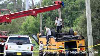 Schulbus überschlägt sich und landet auf der Gegenfahrbahn: Unfall in Florida fordert zwei Tote
