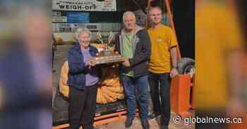 Giant pumpkin squashes competition, sets new record at Manitoba fair