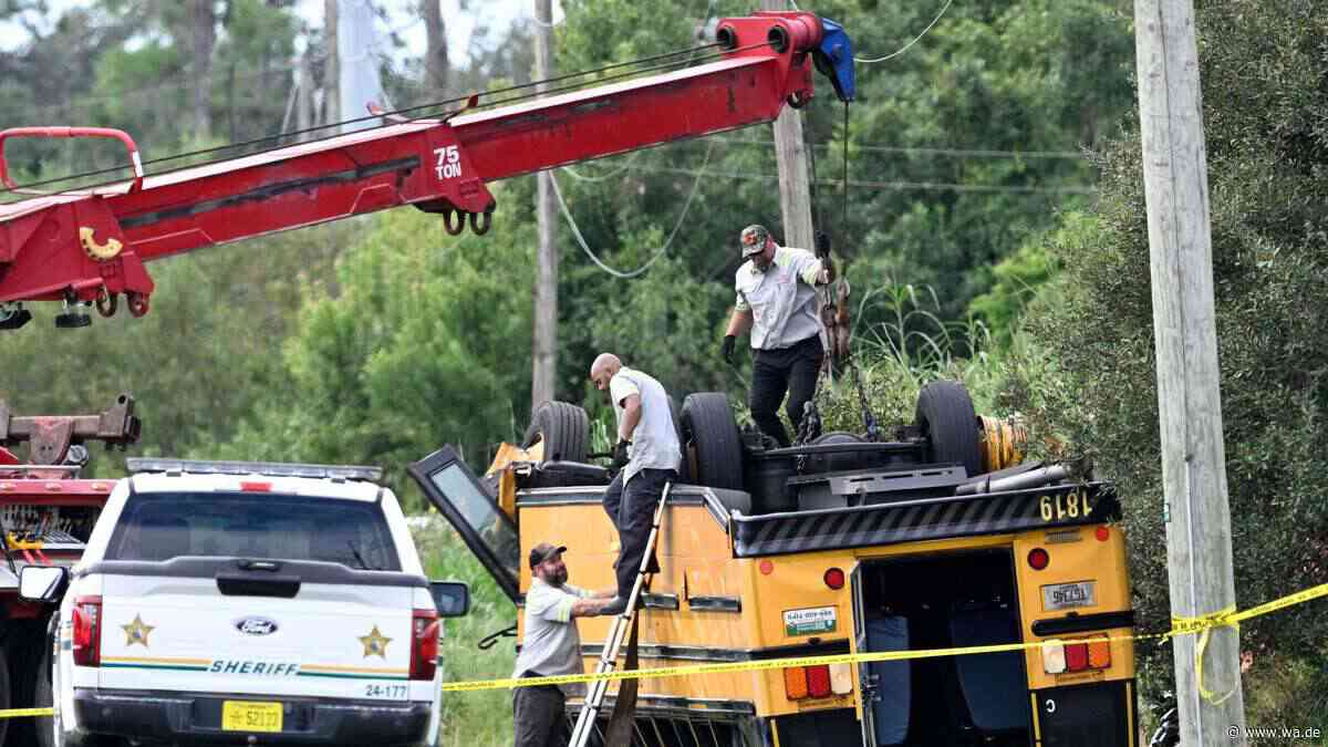 Schulbus überschlägt sich und landet auf der Gegenfahrbahn: Unfall in Florida fordert zwei Tote