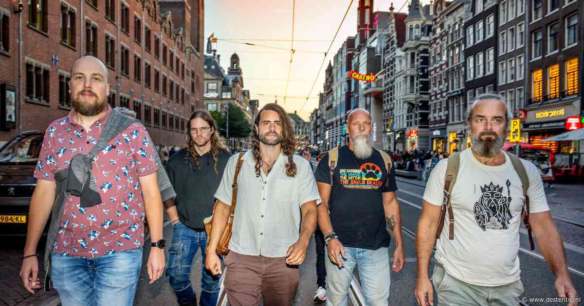 Mannen lopen mars door Amsterdam om vrouwen te beschermen, feministi­sche clubs ‘krijgen er jeuk van’