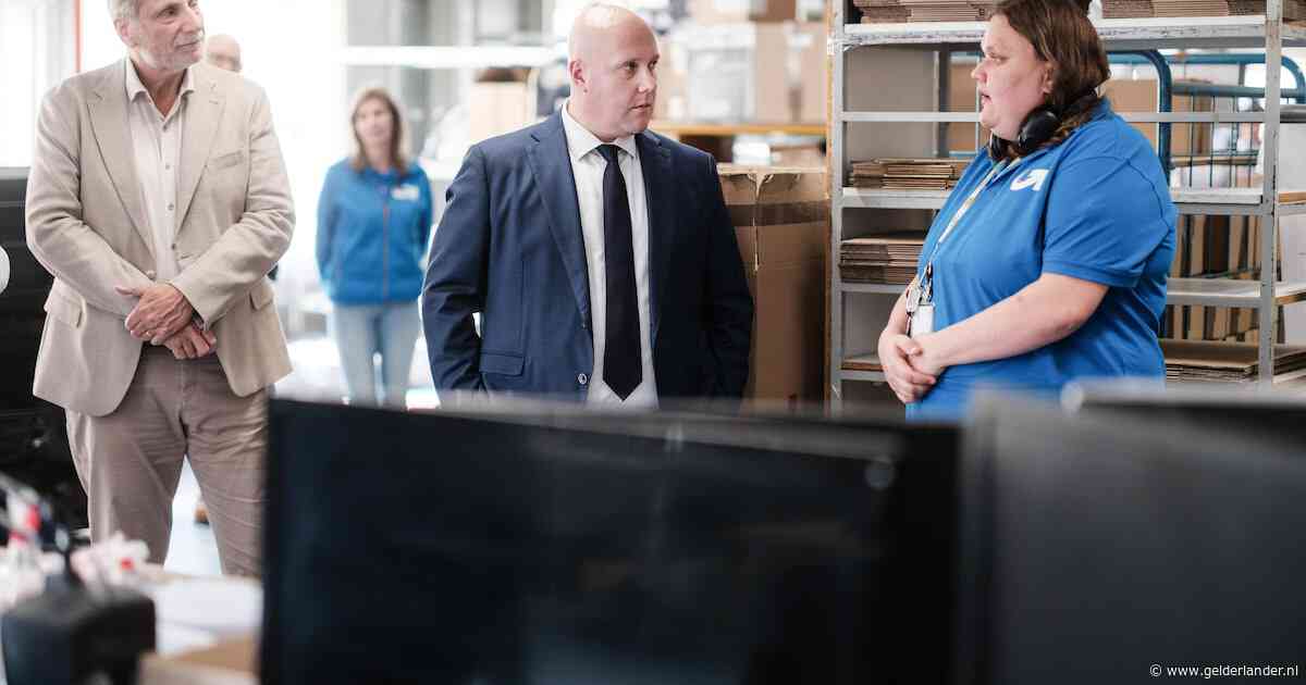 Minister Aartsen ziet in Duiven hoe E-Care het personeelstekort aanpakt: ‘Wat een mooi bedrijf’