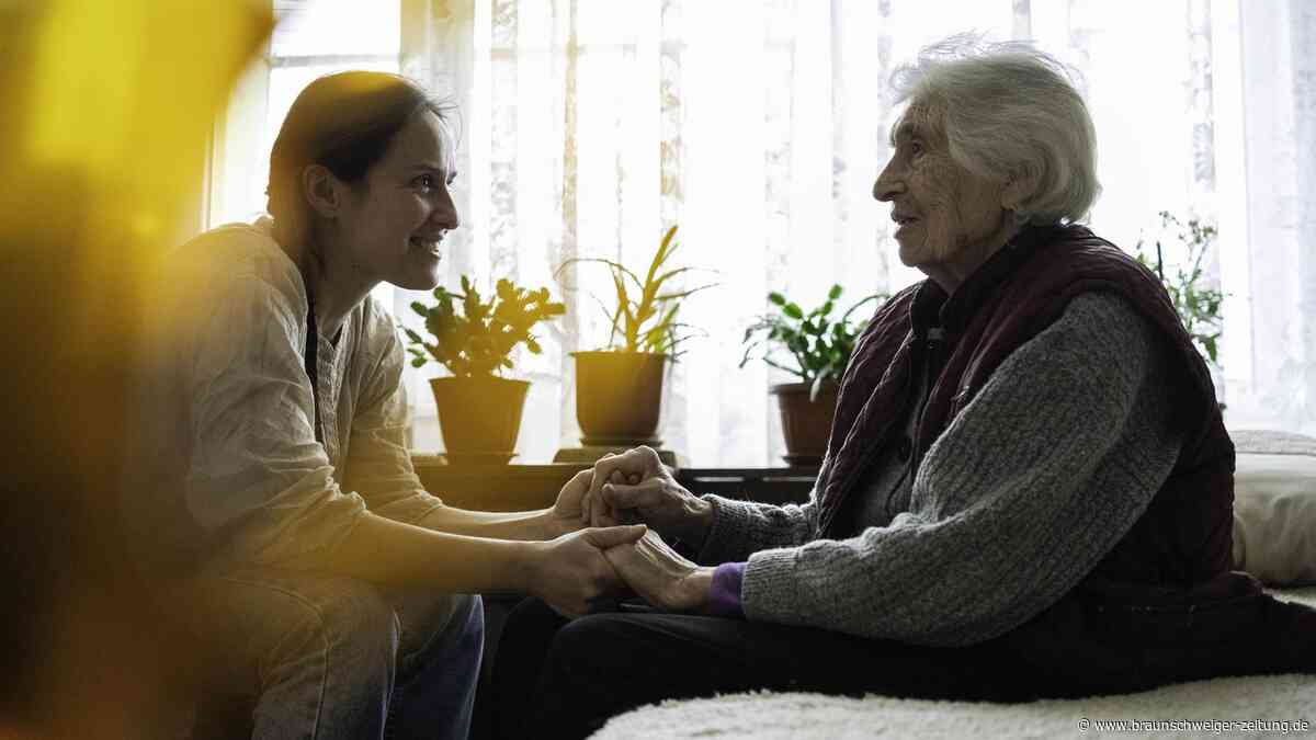 Pflege zu Hause: Studie zeigt, wo Pflegebedürftige und Angehörige an Grenzen stoßen