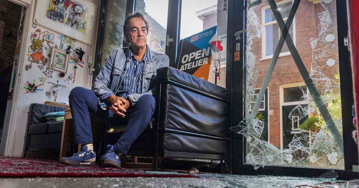 Voorbijgangers denken dat Dick (67) dood in zijn huis ligt, tot politie deur inbeukt en de waarheid ziet