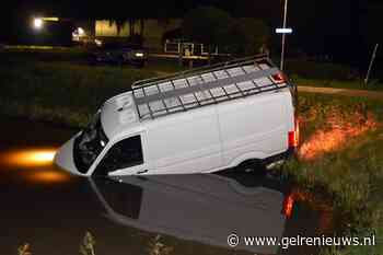 Bedrijfsbus belandt in water nadat bestuurder iets laat vallen