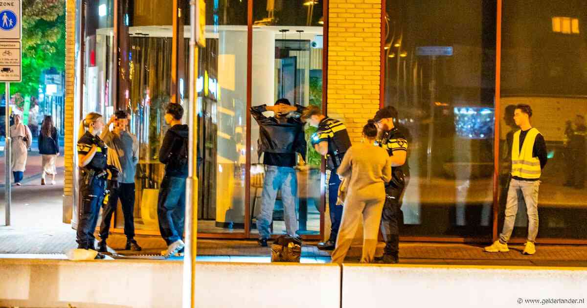 Opnieuw onrustig in centrum Apeldoorn: jongeren steken zwaar vuurwerk af, politie stuurt ze weg