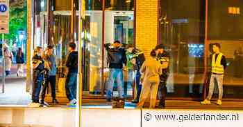 Opnieuw onrustig in centrum Apeldoorn: jongeren steken zwaar vuurwerk af, politie stuurt ze weg