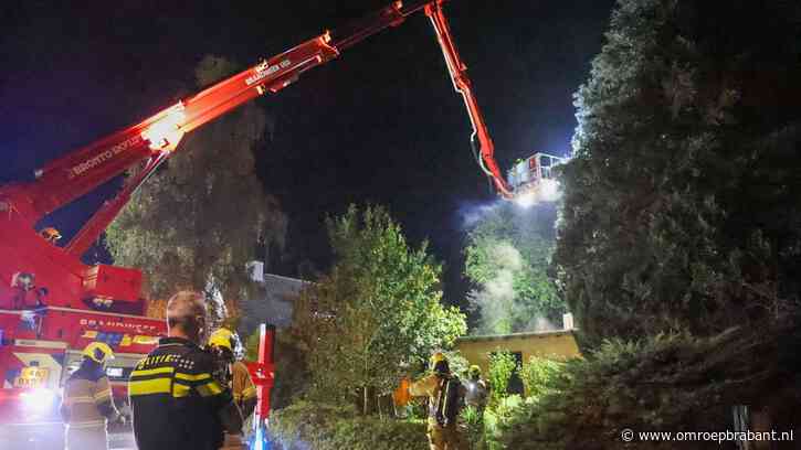 Brand in woonhuis: brandweer sloopt plafond om bij vuurhaard te komen