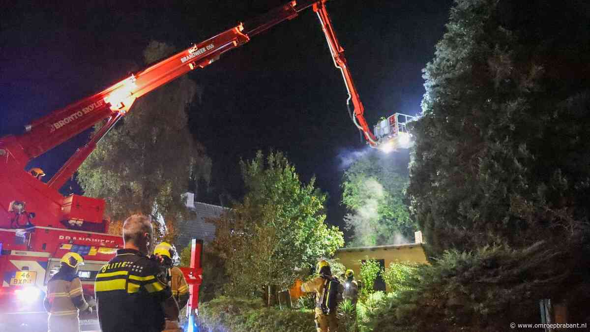 Brand in woonhuis: brandweer sloopt plafond om bij vuurhaard te komen