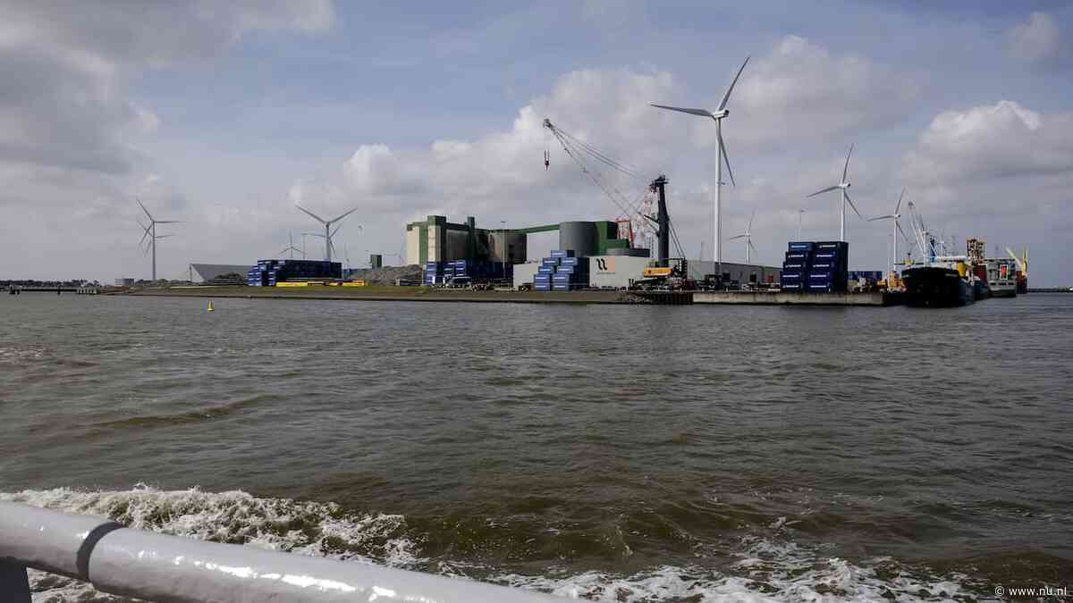 Zeeschip in Eemshaven dreigt niet langer te zinken, lek is gedicht