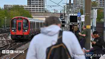 Londoners report 130 hours of delays on Tube line
