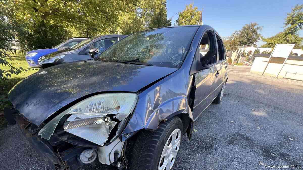 Ominöses Fahrzeug am Friedhof: „Schrottauto“ empört ganz Bad Aibling