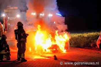 Geparkeerde auto door brand verwoest, oorzaak onbekend