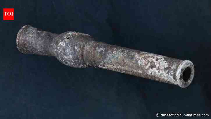 Soldiers looking for land mines in South Korea have found the country's oldest gun dating back to more than 600 years