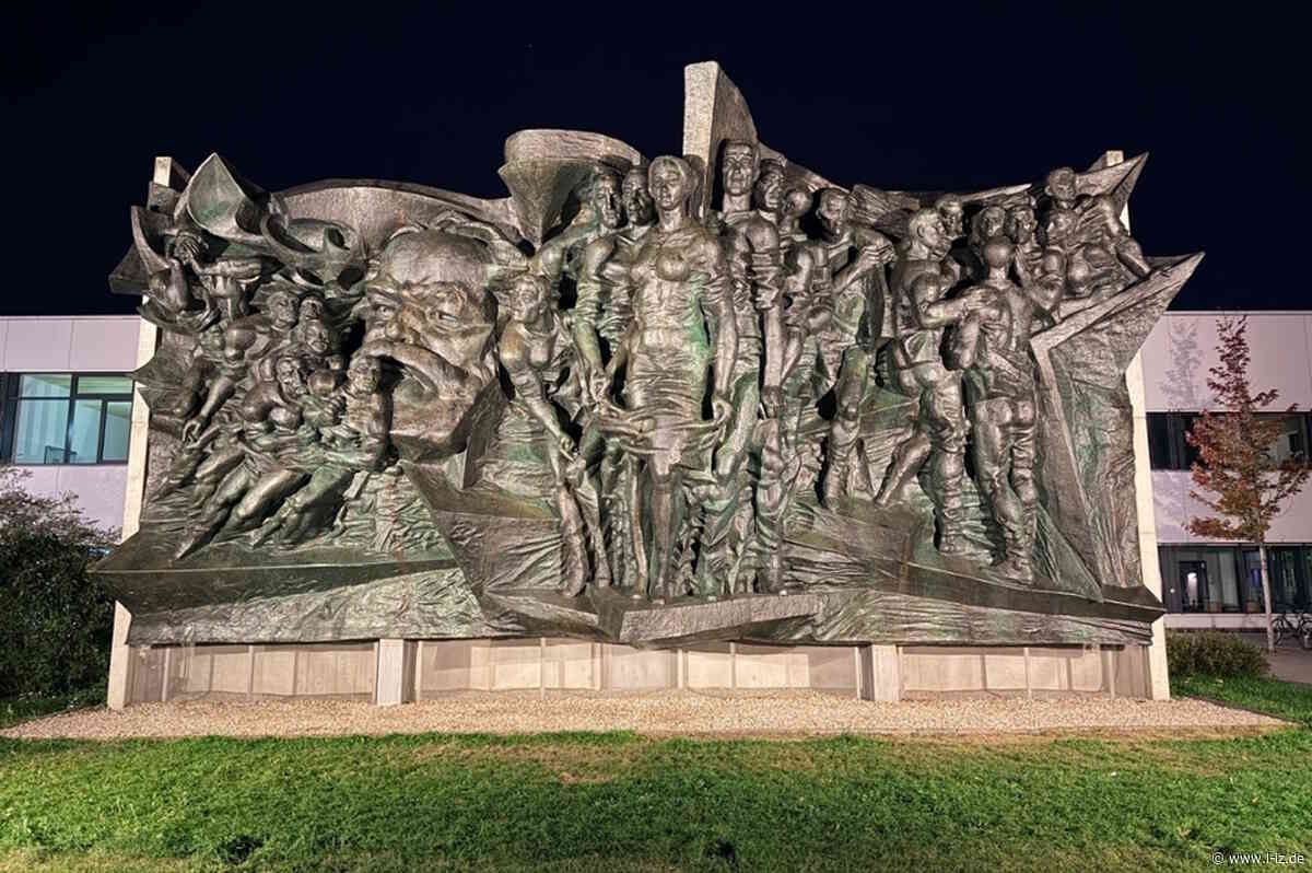 Es glänzt wieder wie neu: Wartung des Marx-Reliefs auf dem Campus Jahnallee abgeschlossen