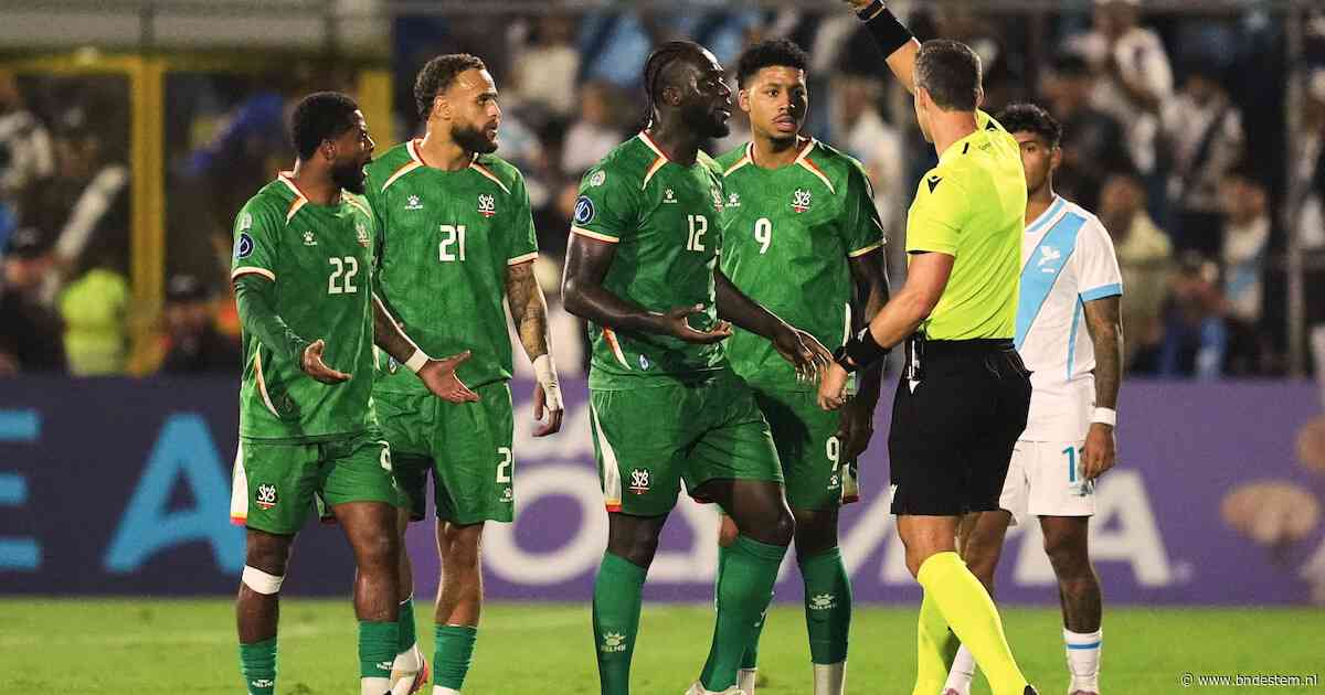 Dramatische uitschakeling tiental Suriname na goal in 96ste minuut: ‘Het hele stadion maakte apengeluiden’