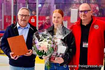Große Ehre mit kleiner Verspätung: Crimmitschauer Eishockeyspielerin trägt sich ins Ehrenbuch ein