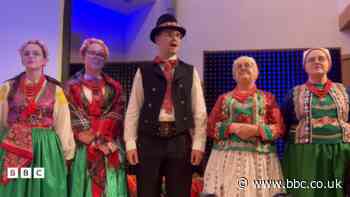Y frwydr i achub iaith fechan sydd ond yn cael ei siarad mewn un dref