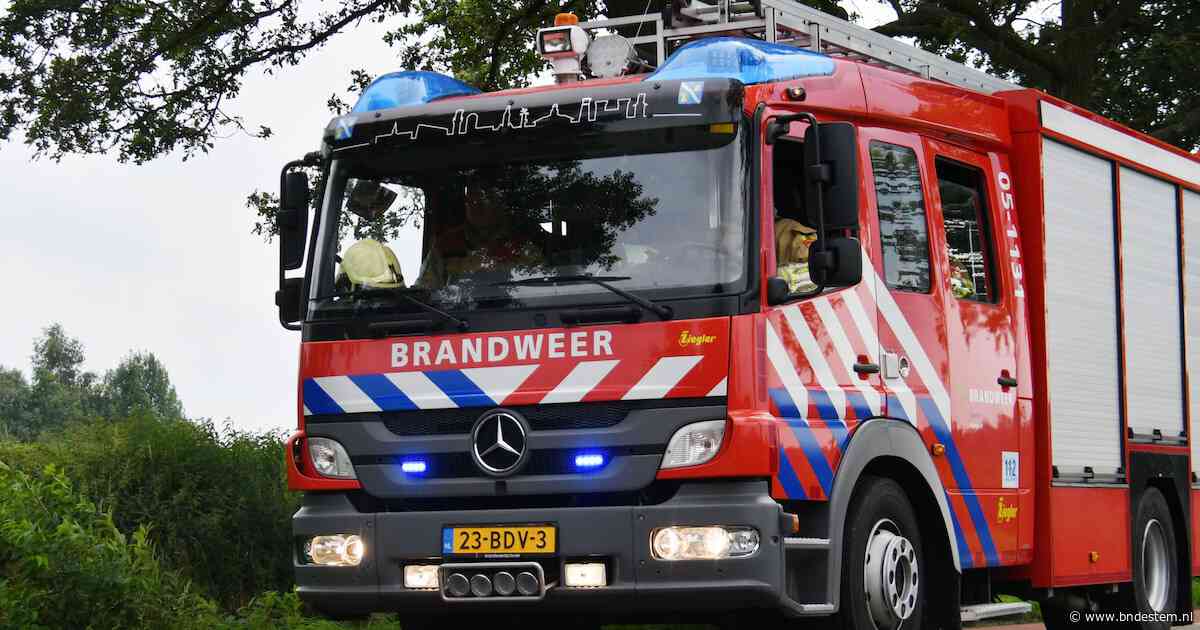 Brand bij bedrijf in Moerdijk: veel rook, die blijft hangen vanwege dichte mist