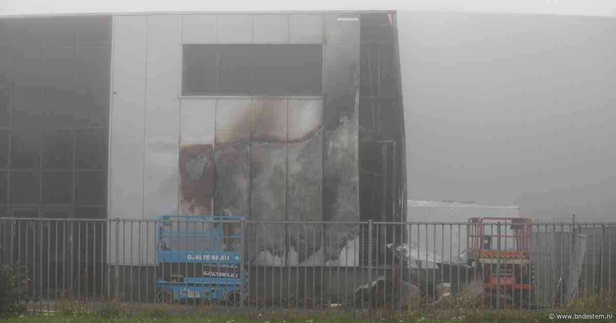 Brand bij bedrijf in Moerdijk: veel schade, rook blijft lang hangen vanwege de mist