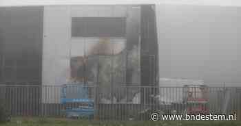 Brand bij bedrijf in Moerdijk: veel schade, rook blijft lang hangen vanwege de mist