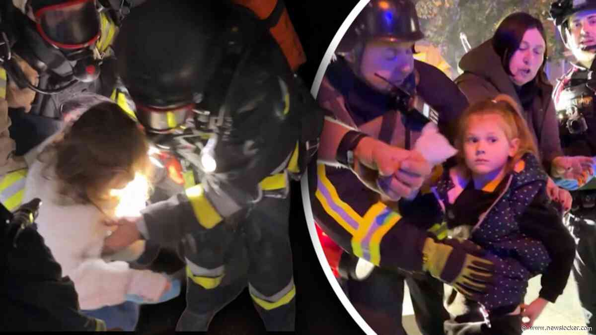 Reddingswerkers evacueren jonge kinderen uit flatgebouw dat door Russische drone is getroffen