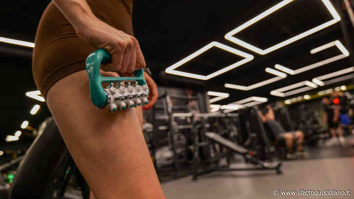 Gambe gonfie dopo ore alla scrivania? Sui social spopolano i “lymphatic workout”: cosa sono e gli esercizi che si possono fare anche al lavoro