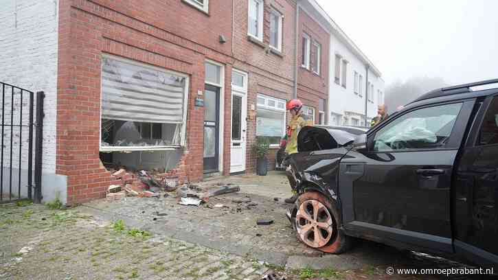 Auto knalt tegen huis in Dorst, bestuurder raakt gewond