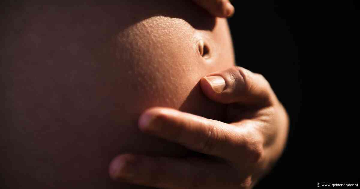 Hij zou dreigen hun baby uit haar buik te snijden, maar heeft ‘ook liefde voor haar’