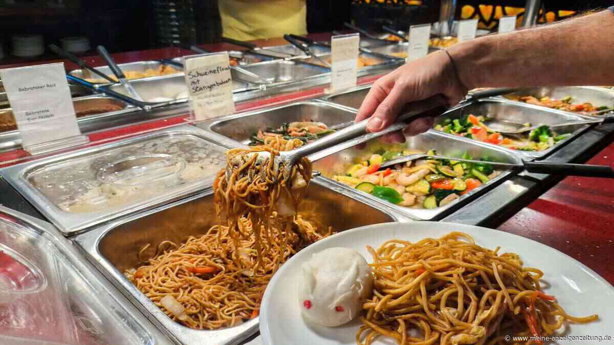 24-Jährige landet nach Buffet-Marathon in Not-OP: 1,5 kg Mageninhalt ausgepumpt