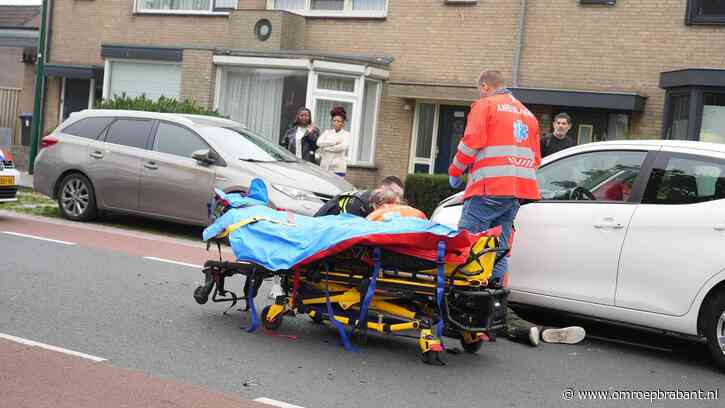 Motorrijder zwaargewond: motor botst eerst met bestelbus en daarna met auto