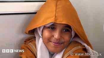 Children brave snipers and mortars to go to school near Yemen front line