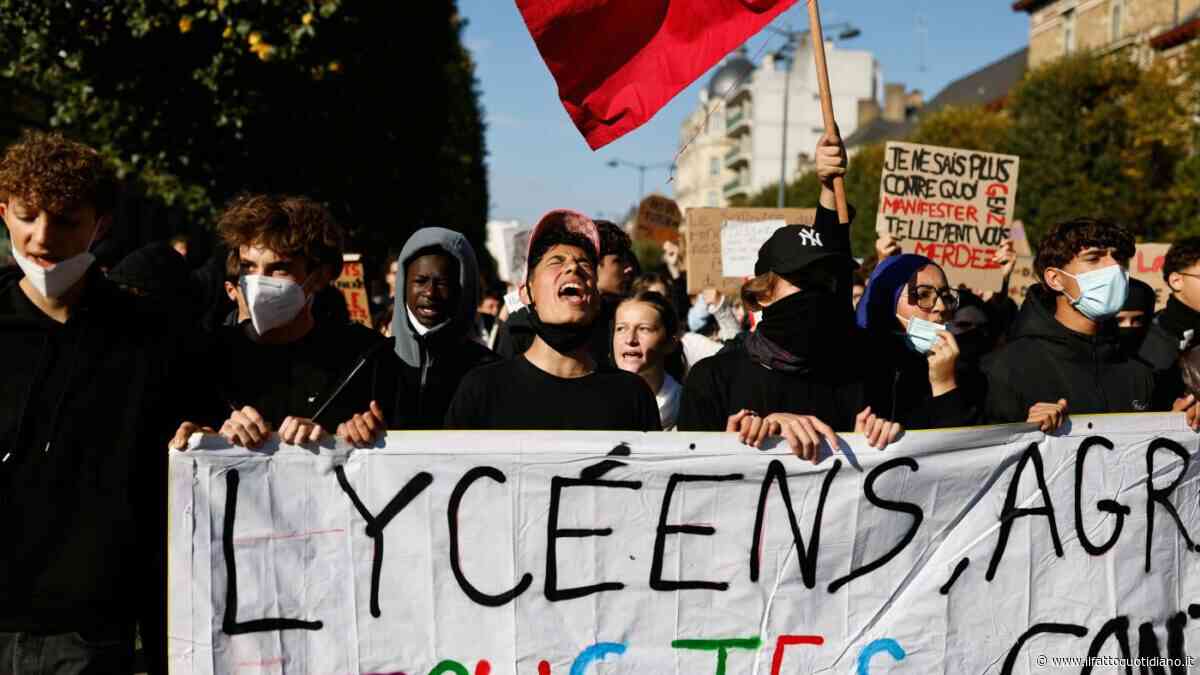 Proteste in Francia, studenti in corteo con gli insegnanti: “Il governo smetta di disprezzarci”