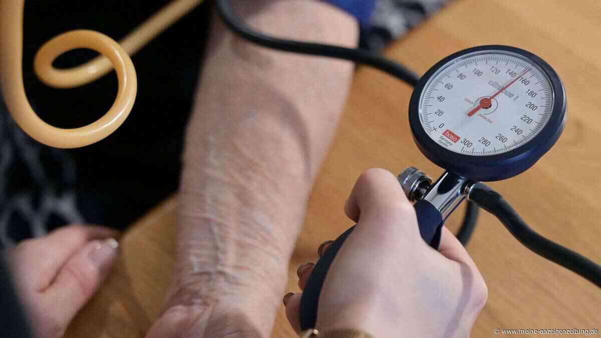Blutdruck korrekt messen: Wie eine falsche Armposition die Ergebnisse beeinflusst