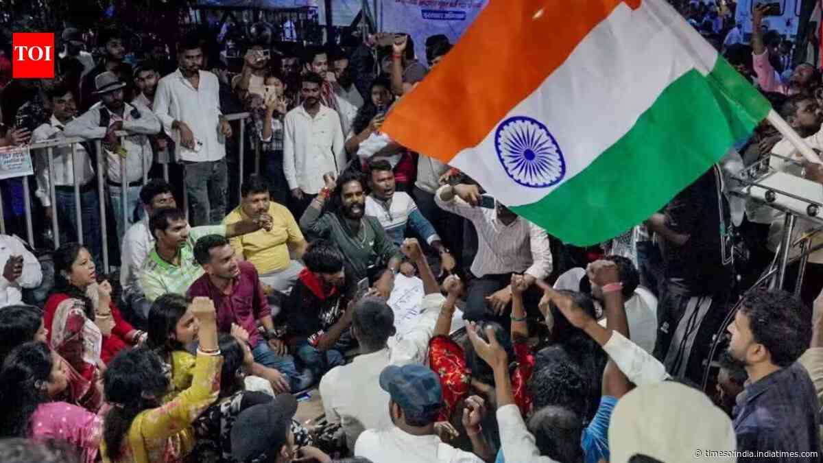 Jharkhand protest: Congress workers scuffle with police outside CEO office