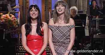 Niemand had oog voor Taylor Swift, want Dakota Johnson droeg deze loeistrakke rode, latex jurk
