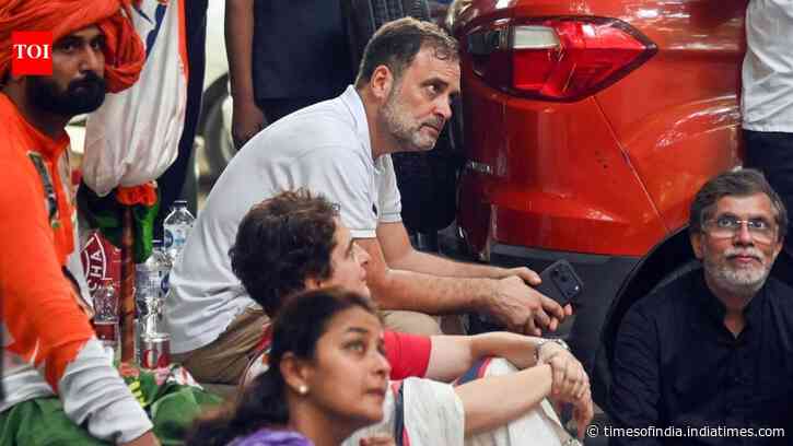 'No meeting request received from any party': EC officials as Rahul, Priyanka refuse to leave 'protest site'