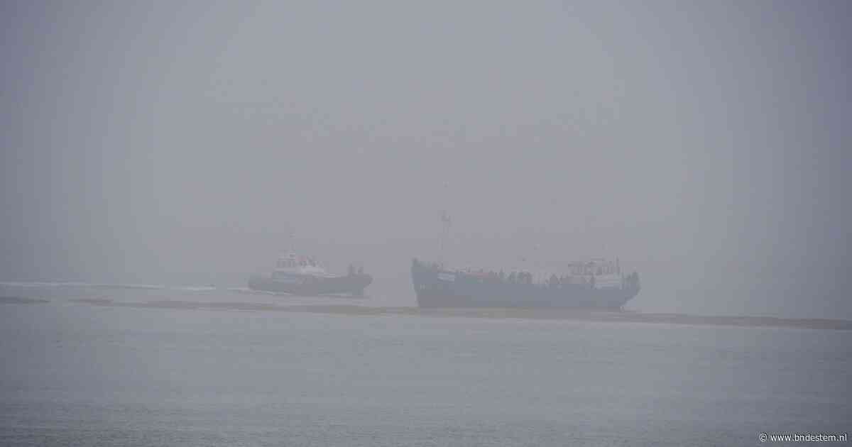 Rondvaartschip gestrand op zandbank in de Westerschelde, 72 opvarenden van boord gehaald